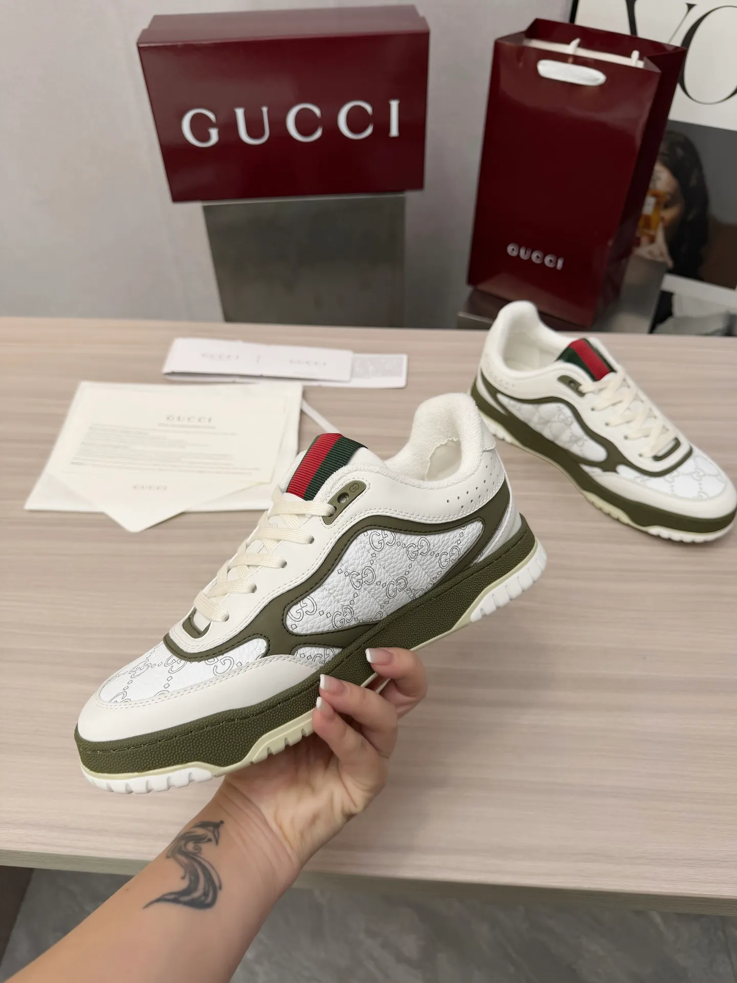 [G Home] P: 600💰 Couple size: Female 35-40. Male 39-44 (45 custom-made) 🆕2025.GUCC Gucci original order quality The latest popular high and low top aged couple sneakers series shipped original purchase development and production, this high and low top sneakers adopt a basketball-style silhouette design, cleverly integrated with hollow panels and distressed effects, showing unique ingenuity. The ingenuity incorporates brand logo details such as interlocking Double G styling accessories and Gucci lettering, a low-key tribute to the brand's design heritage. Exquisite packaging at the delivery counter 🛍📦 ▪️ Fabric: Original customized imported first-layer cowhide ▪️ Inner lining: Imported first-layer cowhide ▪️ Sole: Original molded two-color TPU sole ▪️ Sole thickness: 3cm